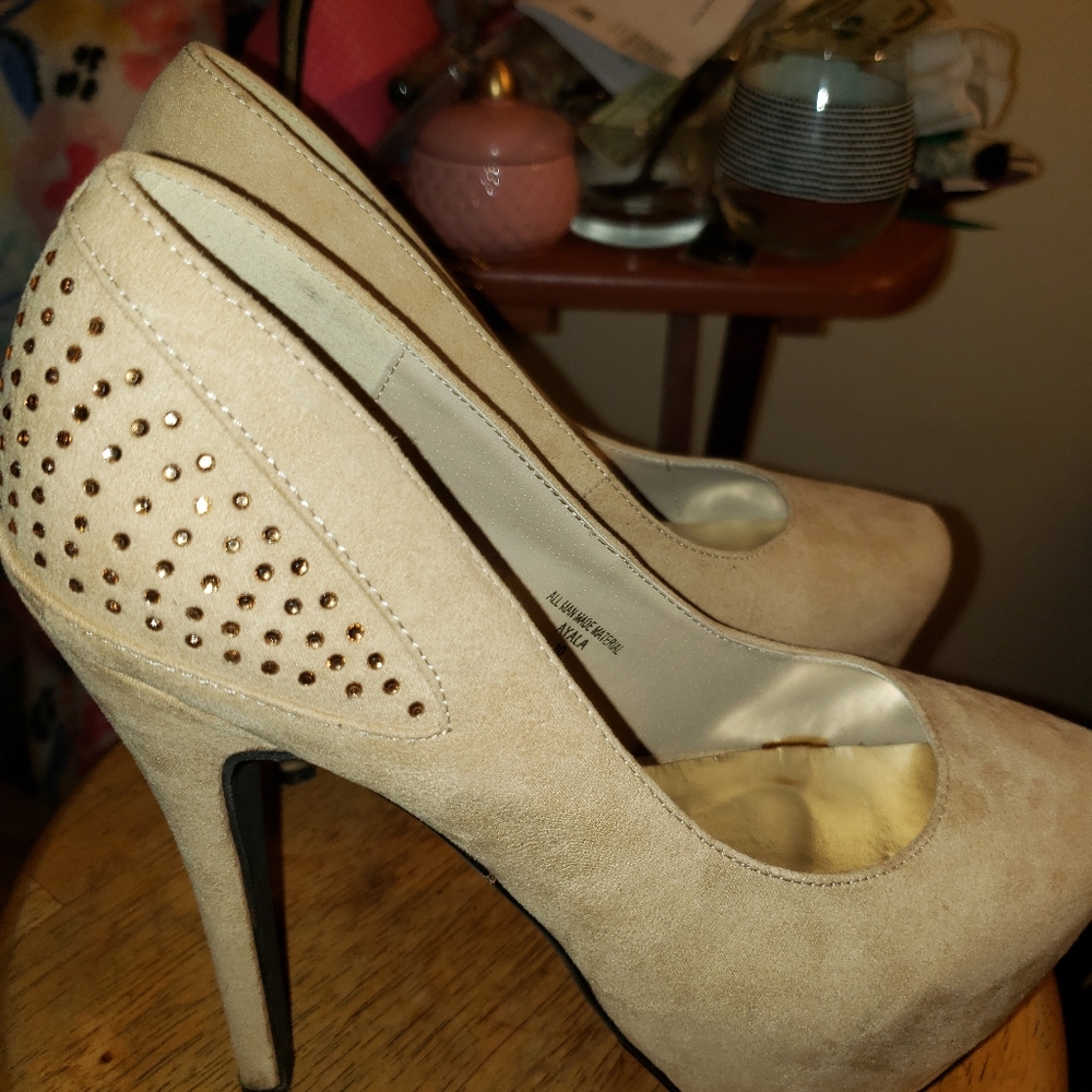 Tan/nude pumps